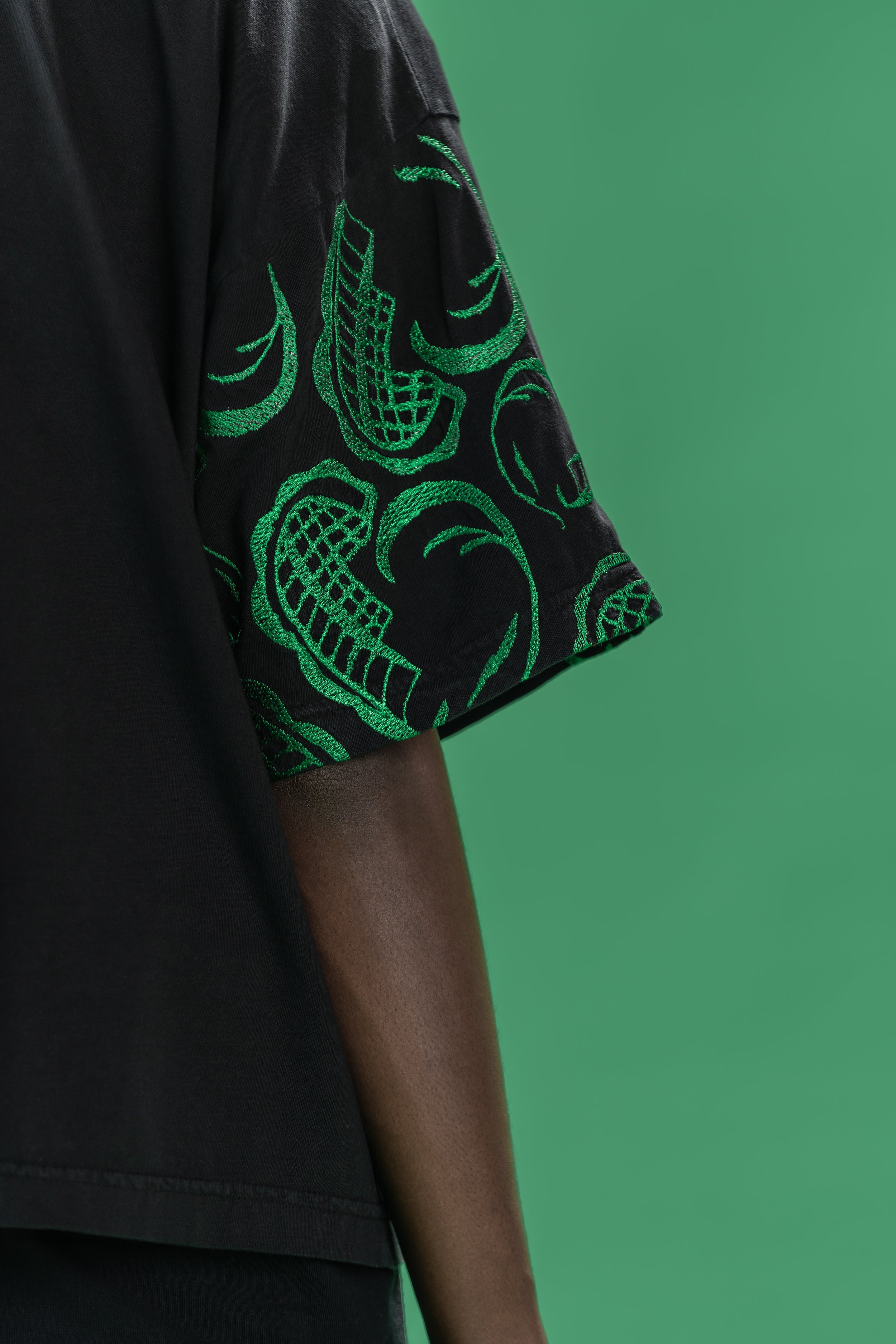 HEART EMBROIDERED T-SHIRT