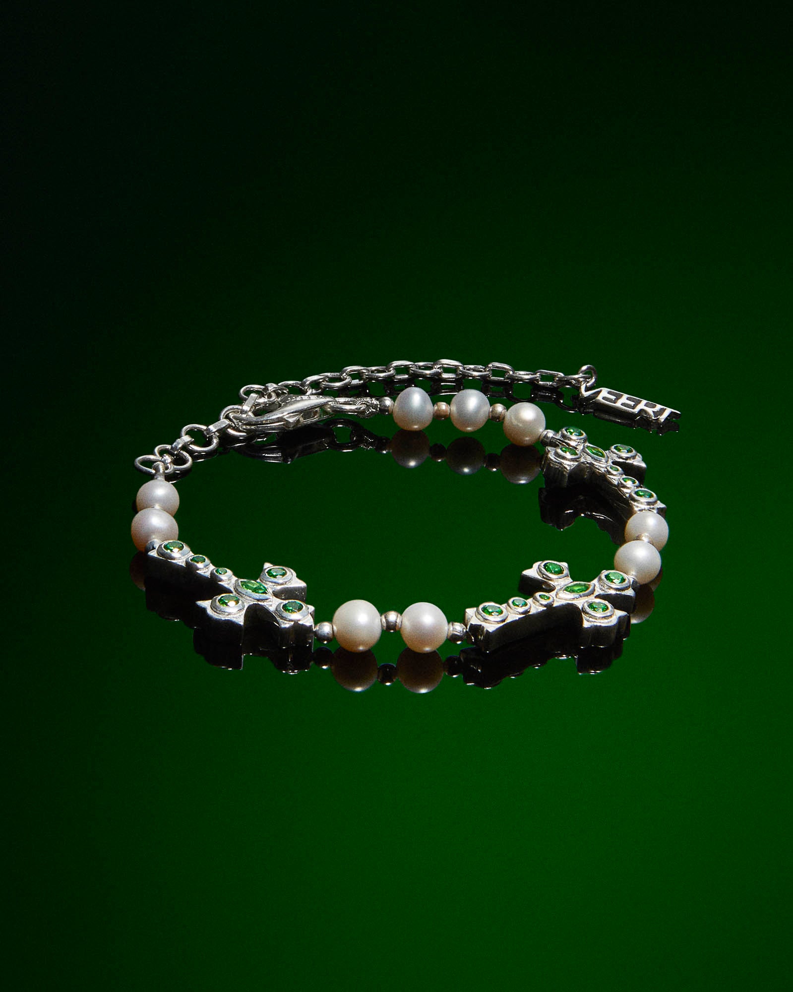 VEERT - The Cross and Freshwater Pearl Bracelet in White Gold
